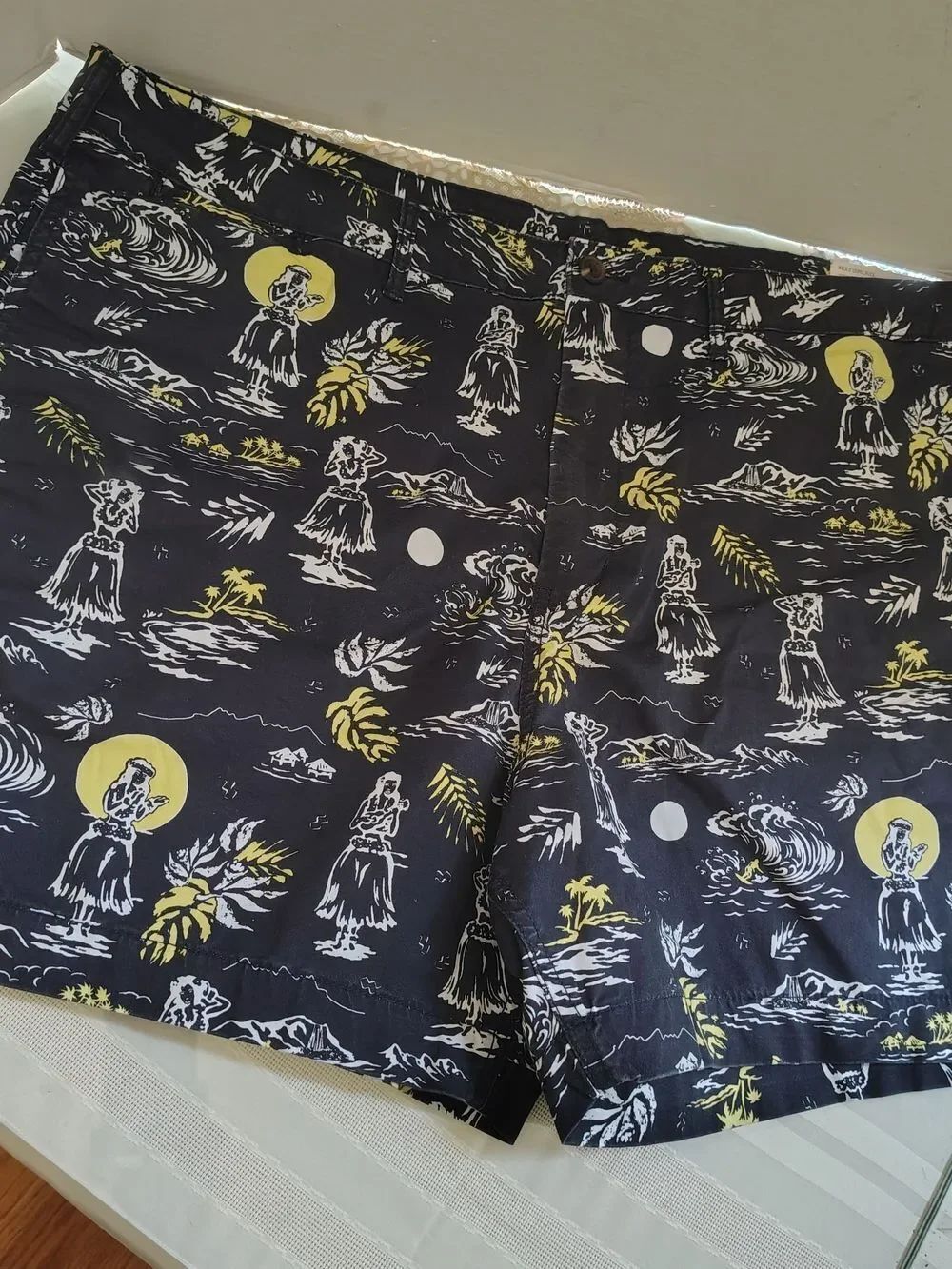 American Eagle Outfitters Black Hawaiian Print Hula Girl Shorts Yellow Size 44